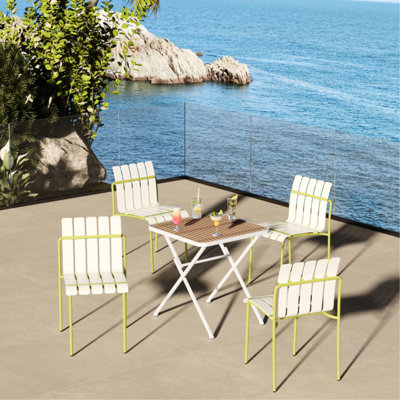 Paquet de 4 chaises modernes Ambridge avec motif de blocs de couleurs rayés, sièges en PP imperméables et structure en métal robuste en blanc et jaune, assorties à une table carrée intérieure / extérieure de kaki stable pour une exposition extérieure