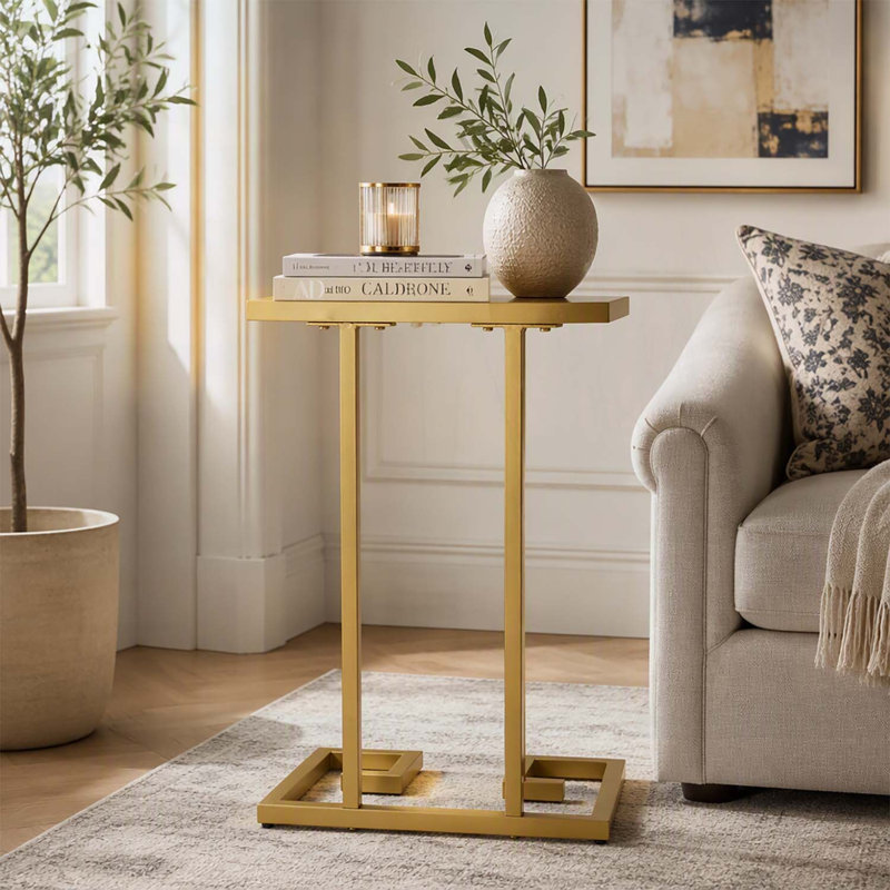 Table d'appoint moderne et glamour en forme de C avec structure en fer durable et plateau en verre trempé, parfaite pour les espaces de vie élégants.