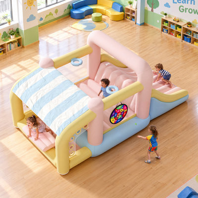 Château gonflable Albott avec parcours d'obstacles et souffleur, pour enfants de 3 à 10 ans. Structure tout-en-un avec glissade, mur d'escalade, panier de basketball, cible de fléchettes, saut d'obstacles, etc. Dimensions : 450 x 250 x 208 cm. Couleur : rose pâle et crème.