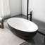 Baignoire de trempage autoportante à surface solide, 67 pouces, blanc mat et noyer, installation facile, pour une structure de salle de bain de taille moyenne en une pièce, rénovation idéale