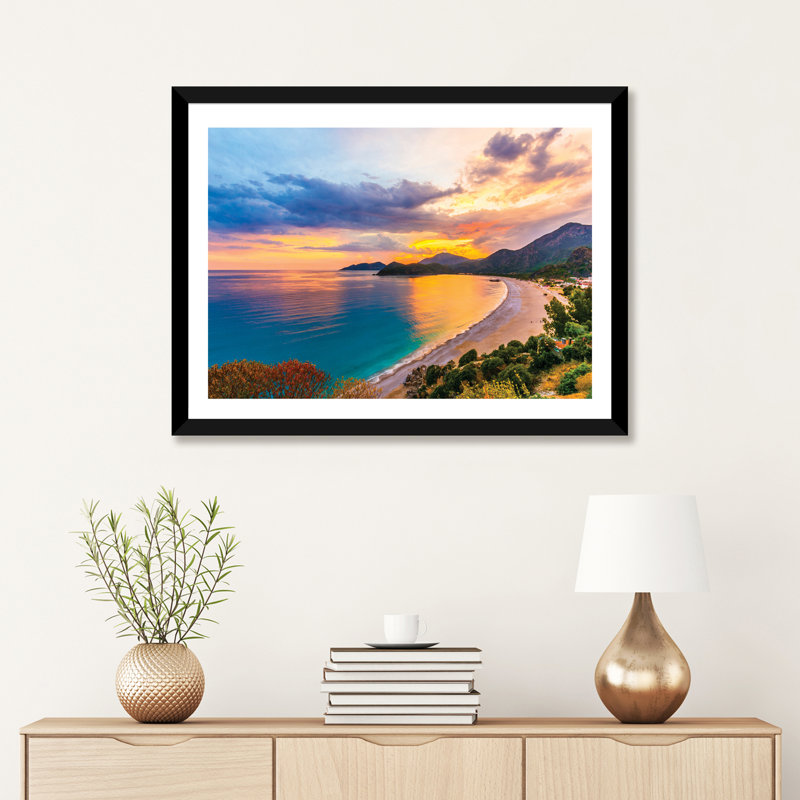 «Beach Sunset» par Nejdet Duzen - reproduction d'art, H 24 po x l 32 po x P 1 po, Papier beaux-arts encadré noir