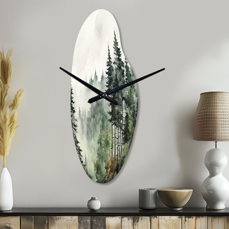 «Pine Tree Misty Morning I» - Horloge murale incurvée traditionnelle en métal, impression d'horloge asymétrique, Moyenne