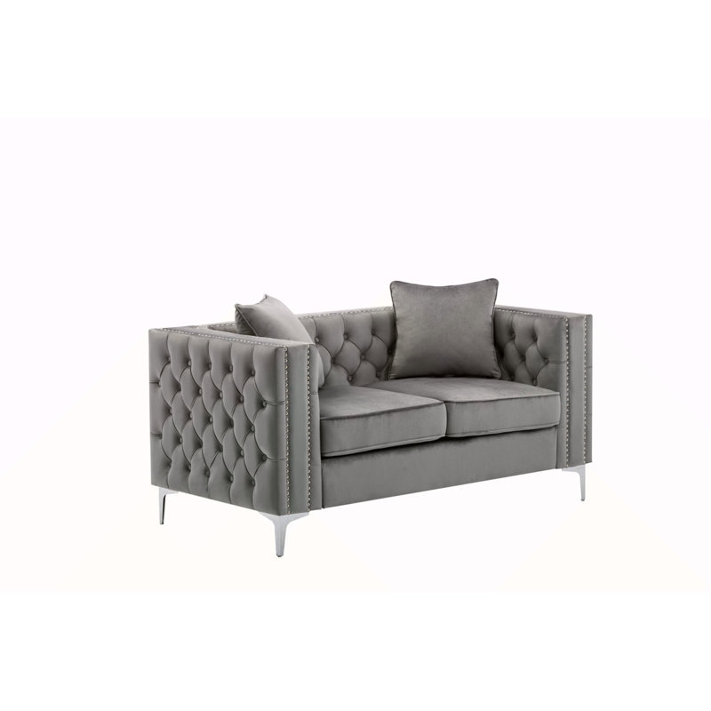Causeuse en velours gris Lorreto de 63 pouces avec garniture cloutée faite à la main et capitonnage à boutons, idéale pour les espaces de vie modernes et élégants.