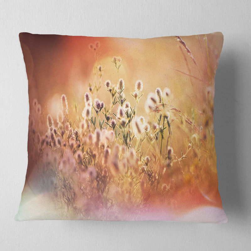Fleurs sauvages sur fond clair - Coussin décoratif à imprimé floral, 16 po x 1 po, Carré