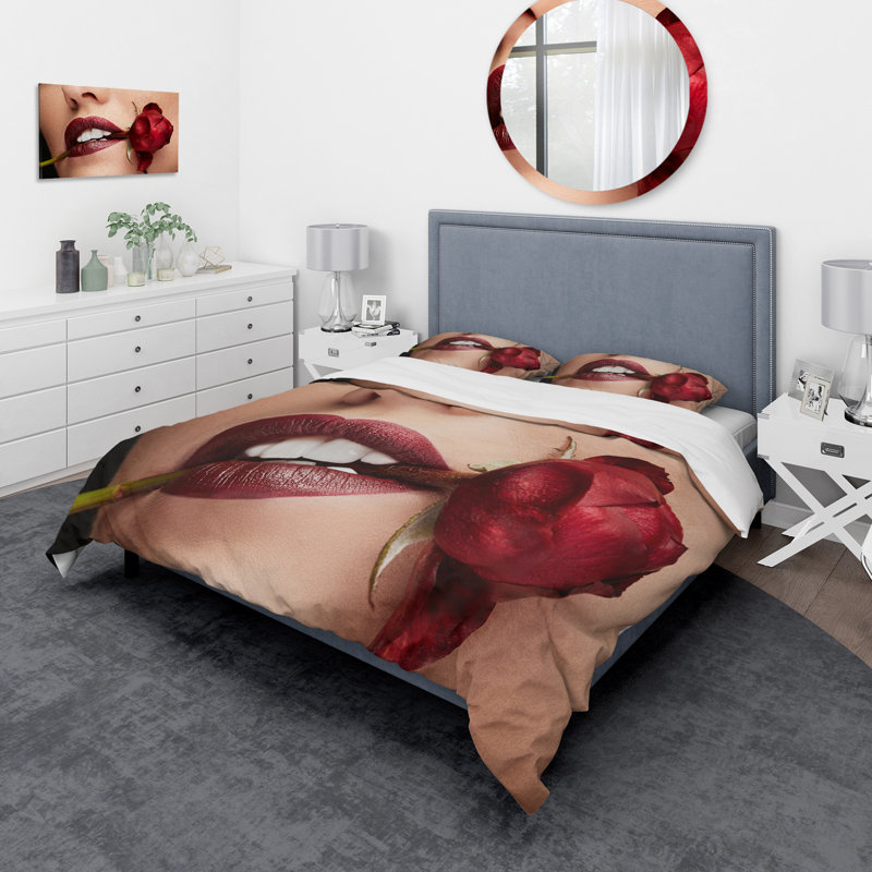 Femme avec rouge à lèvres rouge tenant une rose dans la bouche - Ensemble de housse de couette moderne - Microfibre de polyester