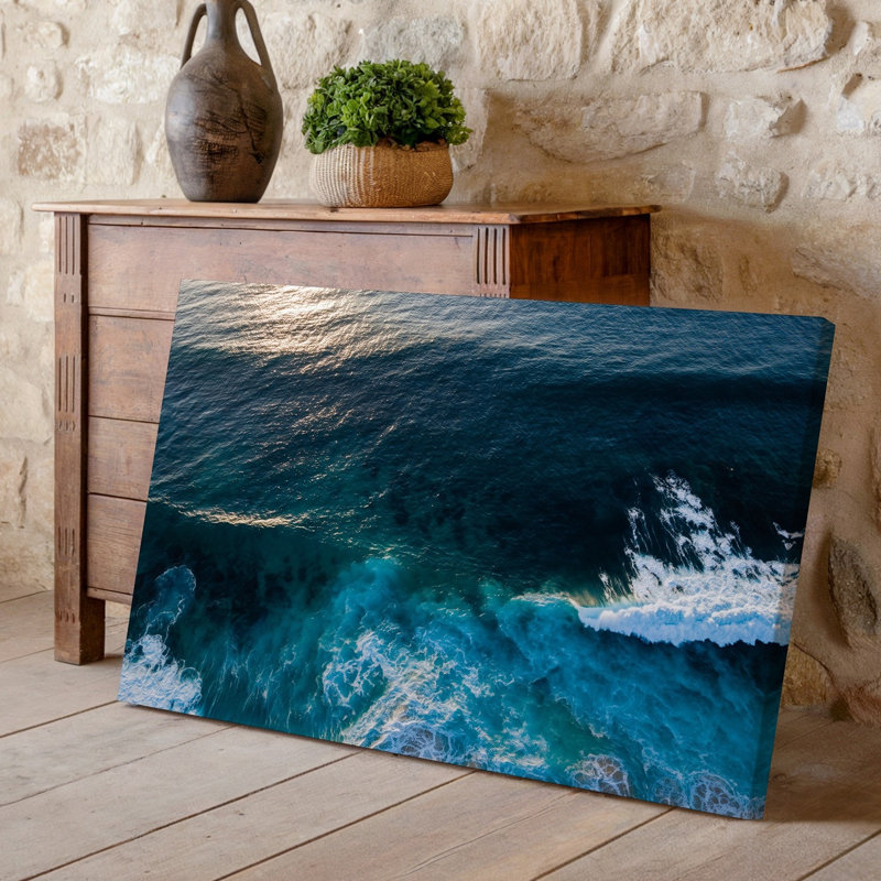 Toile, vue aérienne de vagues océaniques dynamiques mettant en valeur un riche art mural dégradé de bleu marine foncé, transition vers une turquoise vibrante