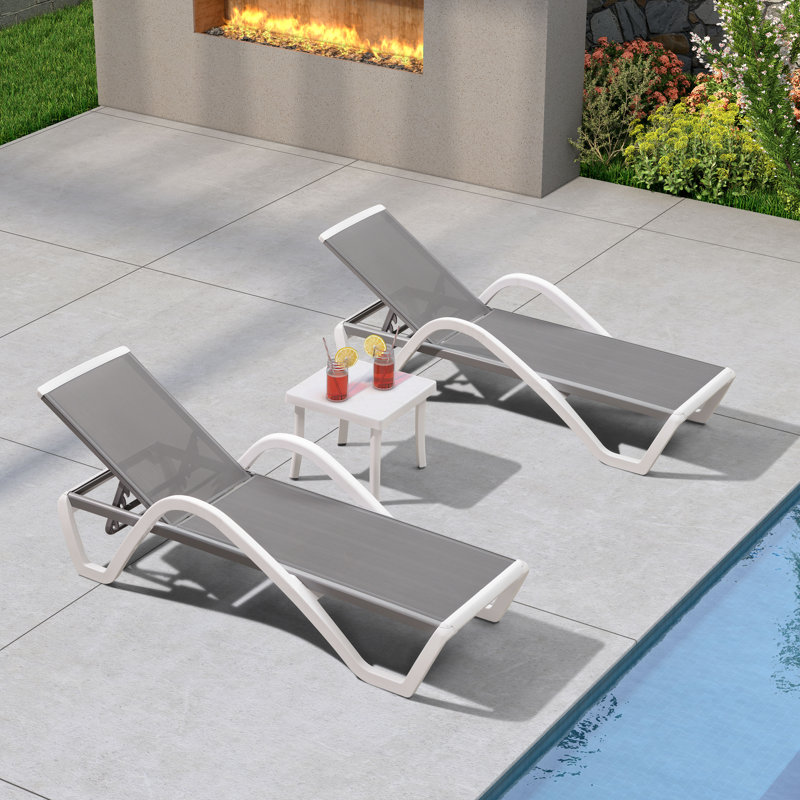 Ensemble de chaises longues d'extérieur empilables en aluminium et en polyester recouvert de PVC avec accoudoirs et table d'appoint Latitude Run
