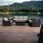 Ensemble de canapé modulaire en chêne argenté 6 pièces Courtyard St. Lucia avec 1 causeuse modulaire gauche et 1 causeuse droite, 1 fauteuil sans accoudoir, 1 fauteuil club, 1 table de bout d'angle et 1 table basse
