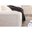 Minimaliste canapé à 3 places blanc Boucle pour appartement, offrant un espace de repos confortable et tranquille dans un bureau à domicile de luxe, comprenant des coussins design