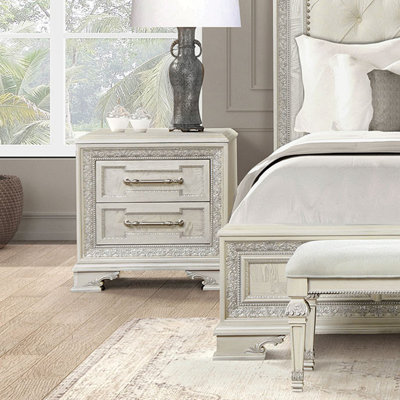 Table de chevet 1pc de style traditionnel avec tiroirs à queue d'aronde française et anglaise à roulement à billes avec port USB et fini crème blanc