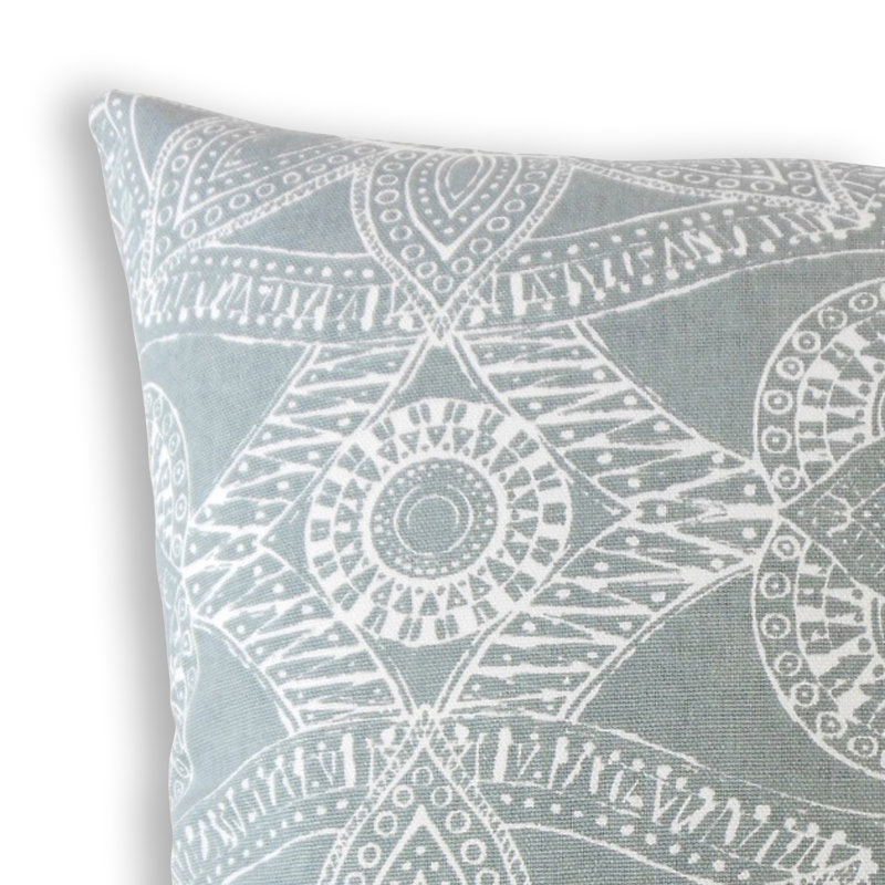 Oreiller en coton Nakia, 22 po x 22 po, Gris / blanc, Coussin décoratif