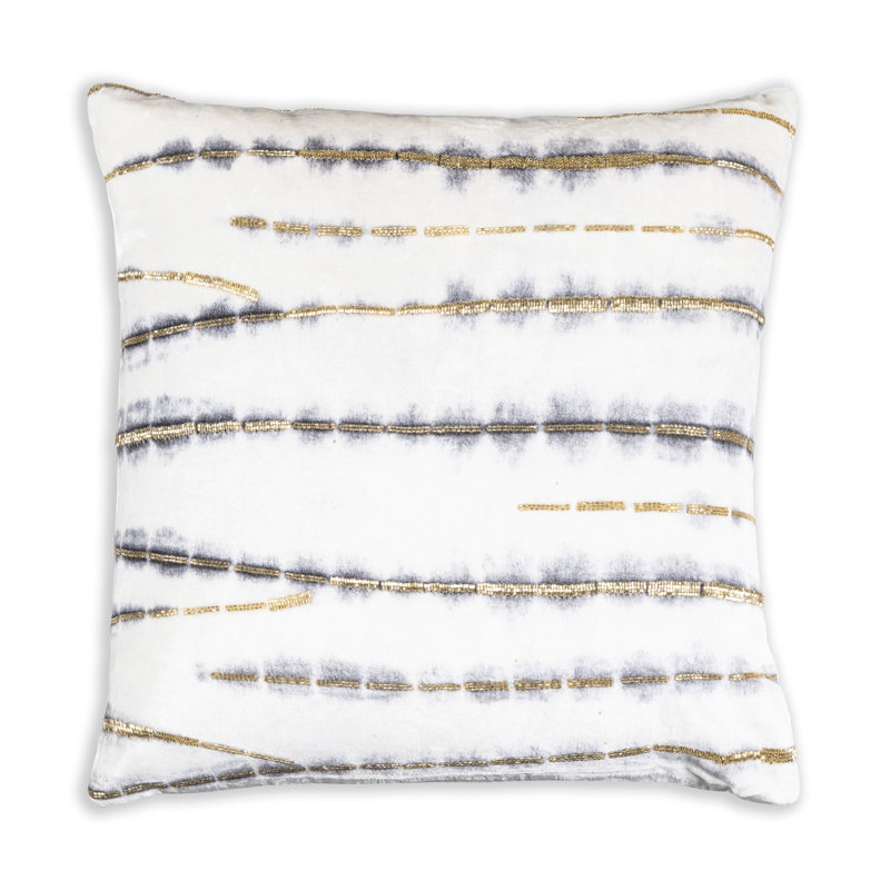 Coussin décoratif perlé Cloud9 Design Lahana avec base en velours et coups de pinceau dorés de style moderne Glam