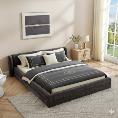 Grand cadre de lit tapissier avec tissu chenille épais. Un lit plateforme grand format avec une tête de lit et une structure solide, en gris foncé. Dimensions: L 87 po x l 67 po x H 23,5 po.