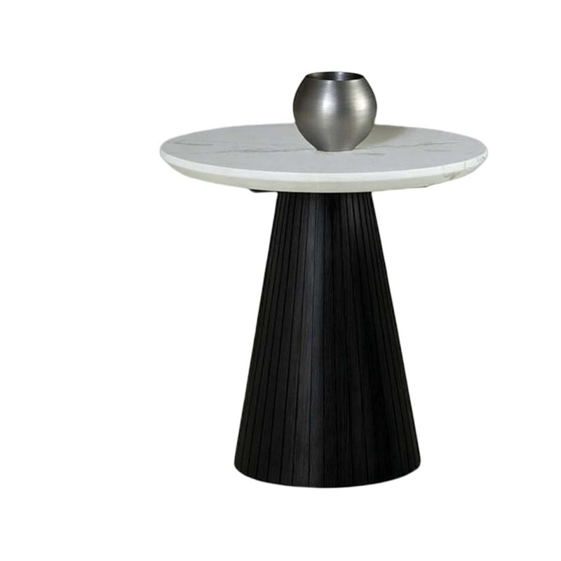 Table de bout ronde de style contemporain avec dessus en marbre et salon principal