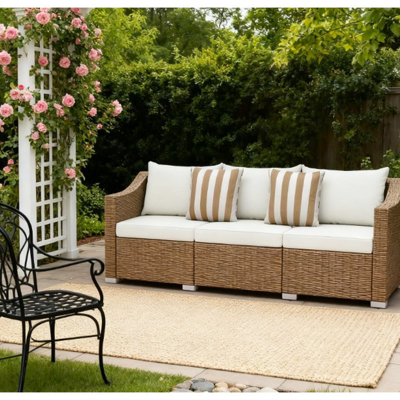 Mobilier de jardin tout temps avec assise confortable et pieds réglables - Capacité de 361 kg, 201 cm x 65 cm x 73 cm, blanc crème, structure stable, coussins et oreillers couleur naturelle.