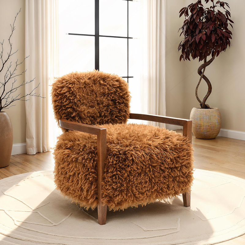 1 pièce Chaise d'appoint avec accoudoirs en bois ratissé et dossier et siège en fausse fourrure douce brun clair contemporain
