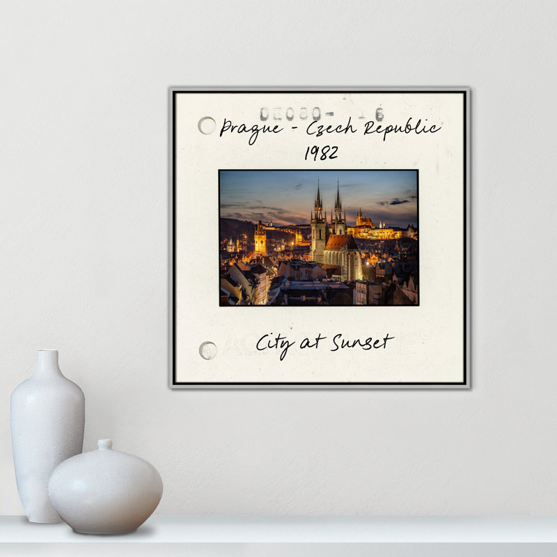 Impression de ville au coucher du soleil, Prague, République tchèque par Danita Delmont, Toile argentée avec cadre flottant