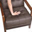 Chaise d'appoint en cuir de style moderne et capitonnée avec détails en bois et finition noyer-423084048
