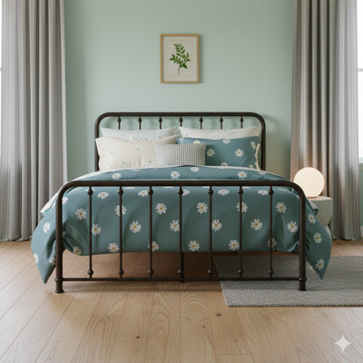 Lit plateforme classique avec un cadre en métal au fini bronze foncé et un meuble de chambre à coucher une pièce.