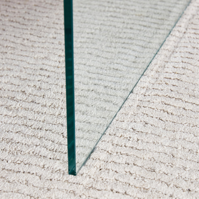 Ensemble de table de chevet et de table basse à trois niveaux. Fabriqué en panneau de fibres à densité moyenne avec des autocollants en bois et du verre trempé transparent des deux côtés. Le design est simple et élégant