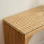 Banc et table en pin pour une utilisation à l'intérieur - bois simple mais charmant dans des meubles fiables