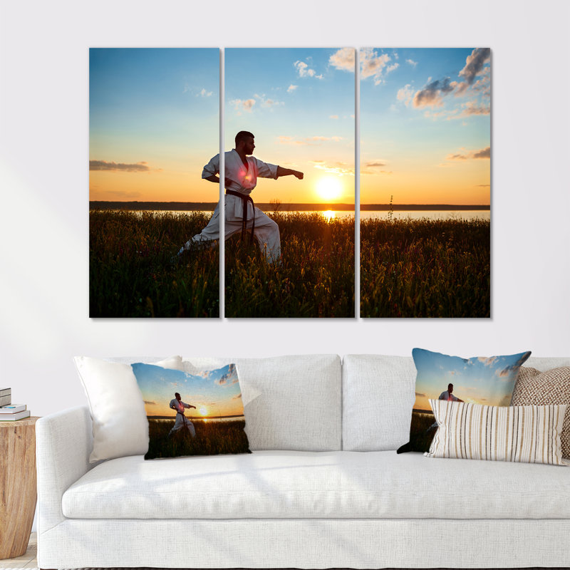 «Man Training Karate In Field At Sunrise», ensemble d'art sur toile aérobie et musculation, H 32 po x l 48 po