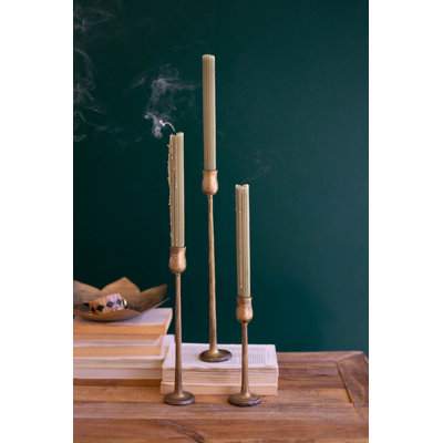  Ensemble de trois porte-bougies en métal à finition laiton antique