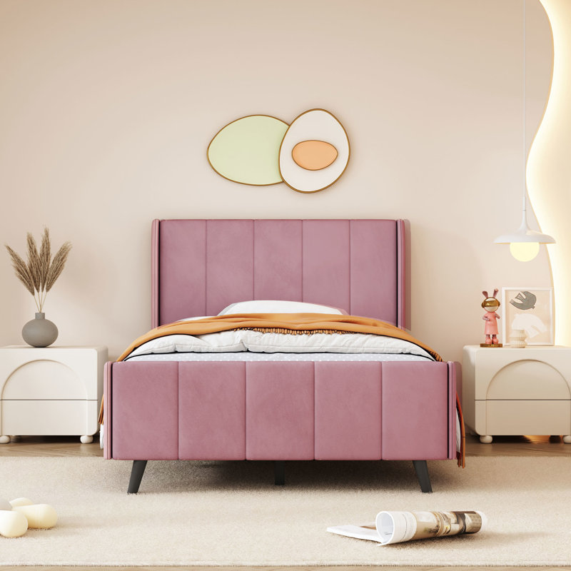 Lit plateforme tapissier simple en velours rose - esthétique moderne avec tête de lit et repose-pieds