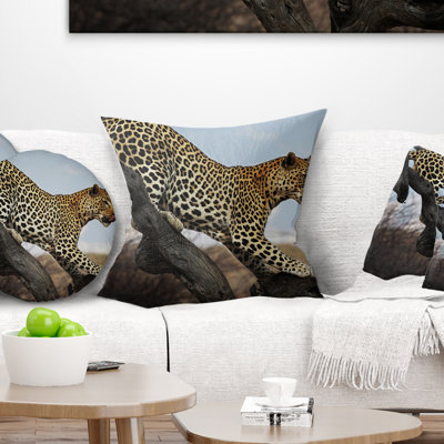 Léopard marchant sur un arbre - coussin imprimé animal