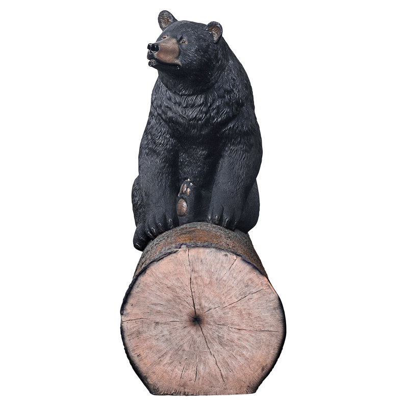 Ours noir sur un banc sculptural en rondins