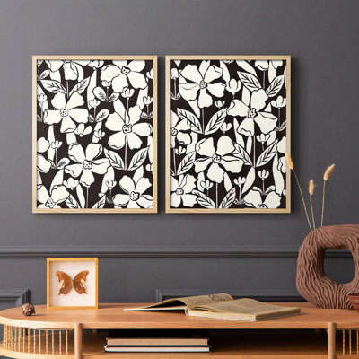 «Flowers In The Garden I», reproduction encadrée de qualité supérieure - prête à être accrochée - aucun clou requis - aucun clou requis