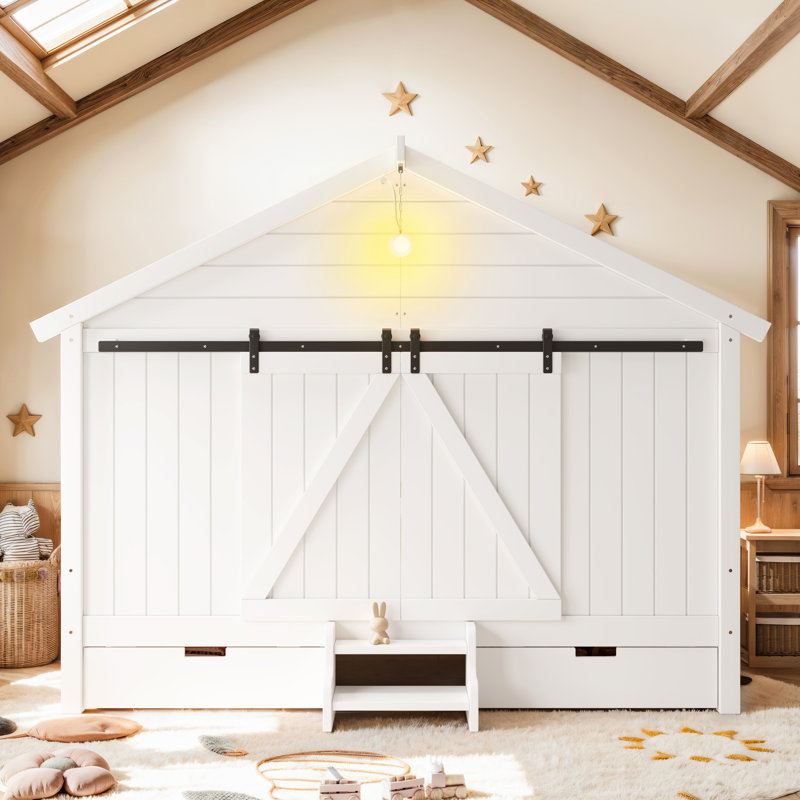 Cadre de lit simple de style maison de campagne avec porte de grange coulissante, ampoule, escaliers et tiroirs de rangement, blanc
