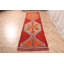 Tapis tribal rétro tissé à la main en orange - idéal pour créer une atmosphère chaleureuse et invitante.