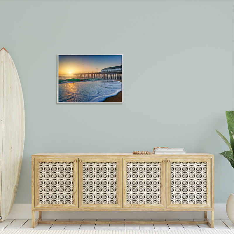 «Sunlit Coastal Pier», art de la giclée encadrée par Rick Berk, H 24 po x l 30 po x P 1,5 po, Estampe numérique Farmhouse