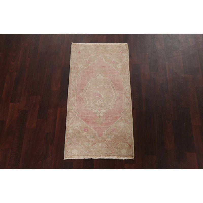 Tapis corail / brun unique en laine noué à la main de 40 à 50 ans de 1 pi 10 po x 3 pi 8 po One-of-a-Kind