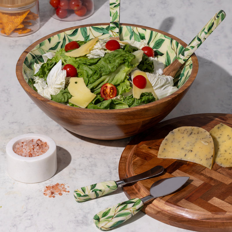 Bols à salade en bois avec incrustation de chevrons sur le couvercle en bois et les outils en bois - clair