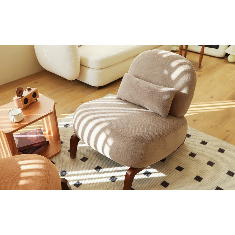 Mignon fauteuil d'appoint avec pieds en bois massif et coussin en tissu doux de couleur chameau