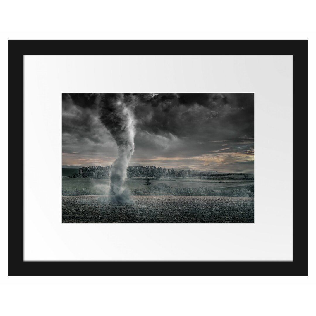 Gerahmtes Poster Schwarzer Tornado auf dem Feld