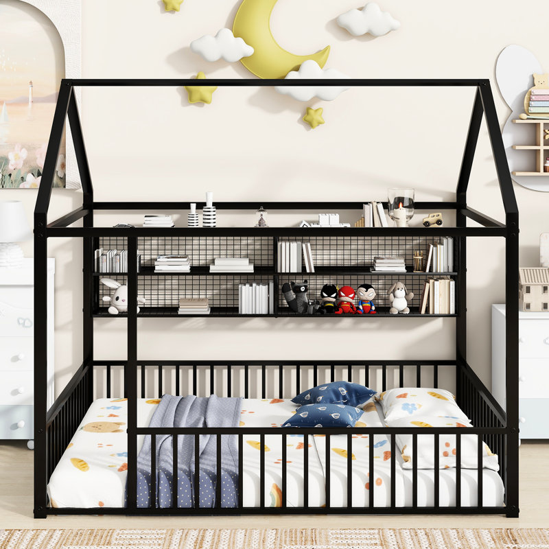 Structure de lit en métal de style maison en noir. Pleine grandeur avec tablettes pour l'organisation. L 77,6 po x l 55,6 po x H 66,9 po et tablettes noires fonctionnelles. Une chambre confortable. Stable