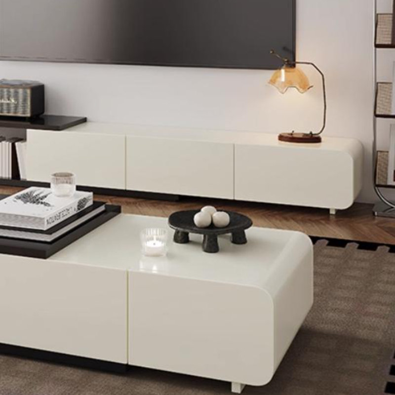 Table basse simple de couleur contrastante