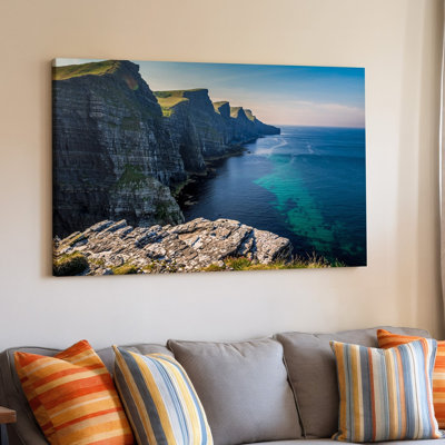 Reproduction d'art sur toile, "Un paysage côtier à couper le souffle avec des falaises escarpées qui montent dramatiquement de l'océan bleu profond"
