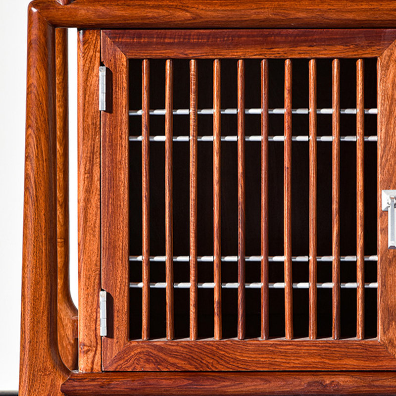 Buffet fermé à trois tiroirs avec portes en treillis