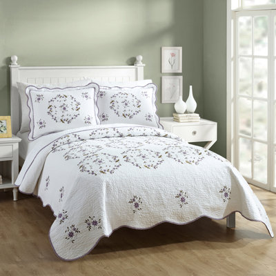 Gwen Floral Embroidered Scalloped Quilt/Coverlet Set