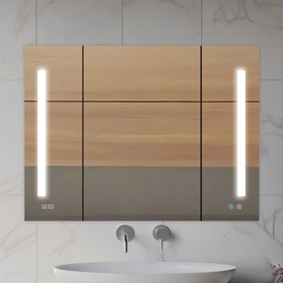Armoire à pharmacie à DEL avec désembueur à triple porte l 40 po x H 30 po x P 5 po Sedgerock, prises électriques, horloge numérique, gradateur, miroir grossissant 3X à DEL réglable