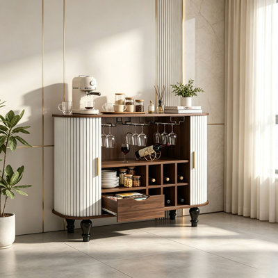 Armoire de bar Modern Home, armoire à boissons alcoolisées et à café avec portes cannelées coulissantes, rangement pour le vin, porte-verres à pied, tiroir coulissant et pieds tournés décoratifs