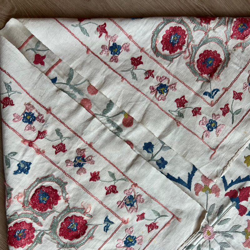 39 x 41 po. Nappe en coton. Canapé fait à la main. Jeté moderne