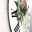 Roses roses et fleurs blanches sur un gâteau - Horloge murale traditionnelle-60327397