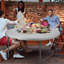Table pliante portative en plastique de 5,5 pi avec table de banquet pliable pour les repas, le camping et les pique-niques-108808749