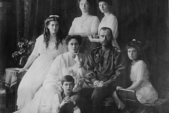 «Tsar Nicholas and Alexandra Pose with Third Children», reproduction de photo, H 28 po x l 42 po x P 1,5 po