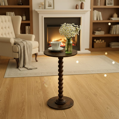 Cette table d'appoint présente un grain de bois de noyer et un ton unique, avec un plateau rond sécuritaire et des pieds en bois pour une décoration élégante.